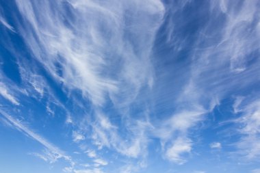 Beyaz bulutların arka plan ile parlak mavi gökyüzü