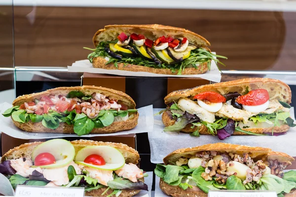 Вкусные разнообразные бутерброды в магазине Стоковое Фото