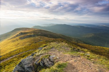 Karpat Dağları'nda yaz günbatımı manzara
