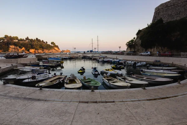 Bateaux au petit port en station adriatique dans la vieille ville d'Ulcinj du — Photo
