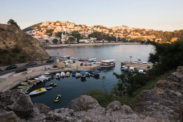 Az Adriai-tenger resort a régi Ulcinj város du kis kikötő hajók — Stock Fotó