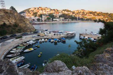 Adriyatik tatil beldesine eski Ulcinj şehir du küçük limanında tekneler