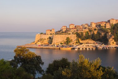 Sunrise manzara eski kasaba Ulcinj, Adriyatik Denizi