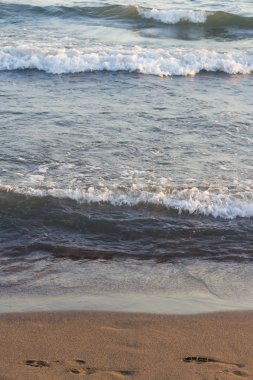 Gün batımı sırasında Adriyatik Denizi'nin mavi dalgalar