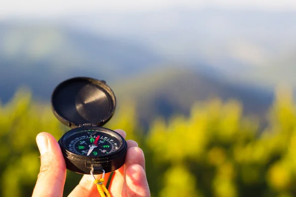 El tutma pusula Dağları arka plan üzerinde