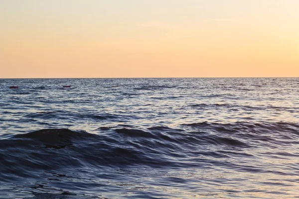 Gün batımı sırasında Adriyatik Denizi'nin mavi dalgalar