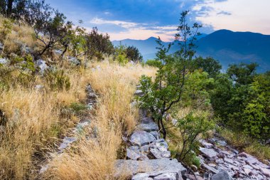 Dağlar ve Karadağ'daki deniz günbatımı manzara