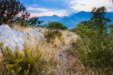 Dağlar ve Karadağ'daki deniz günbatımı manzara