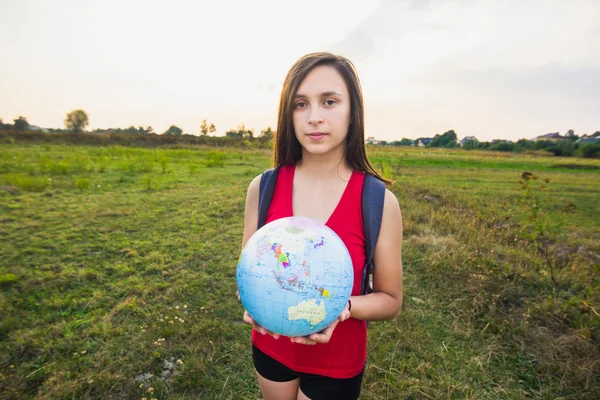 Bir kız ile dünya tutarak backback