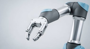 Parlak, endüstriyel bir robotik kolun detaylı bir görüntüsü, eklemli eklemlerini ve metalik tutucusunu gösteriyor, nötr bir zemine karşı harekete geçmeye hazır..