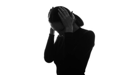 Beyaz arka plan, baş ağrısı ve sorun kavramı üzerinde elleri bağlı siyah siluet kadın portresi