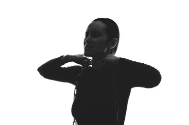 Boynunda zincir olan siyah beyaz siluet kadın portresi aile içi şiddet kavramı, boğulma.,