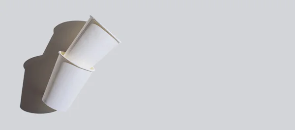 Две Одноразовые Бумажные Чашки Белом Фоне Тенью Баннера Место Копирования — стоковое фото