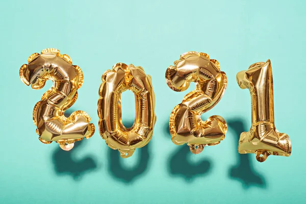 Baloane Din Folie Aur Numere 2021 Fundal Albastru Umbră Compoziția — Fotografie, imagine de stoc