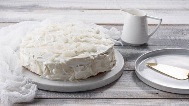 Ev yapımı hindistan cevizi beyaz pastası mermer üzerinde tahta beyaz arka plan, ev yemeği, düğün pastası