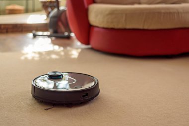 Halıda robotik yer temizleme, ev konseptinde akıllı aygıt.
