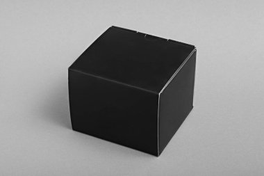 Gri arkaplanda siyah karton paket kutusu, şablon konsepti, model alanı, kopyalama alanı, hediye kutusu