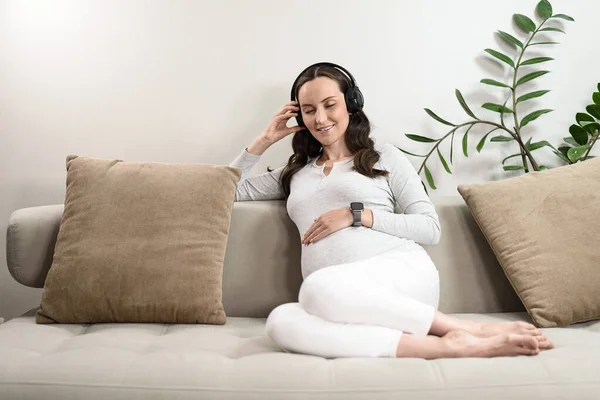 Mujer Embarazada Escucha Música Con Auriculares Sentados Sofá Disfrutando Del — Foto de Stock