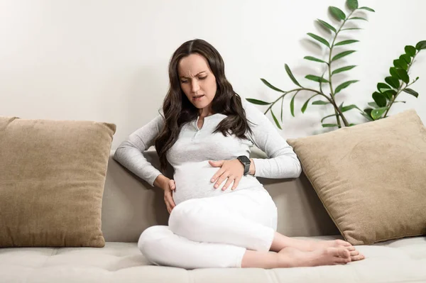 Mujer Embarazada Caucásica Experimenta Dolor Malestar Abdominal Dolores Parto Dolores — Foto de Stock