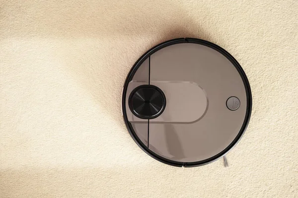 Robotic Vacuum Cleaner Cleans Carpet Difference Dirty Clean Carpet Comfortable — Zdjęcie stockowe