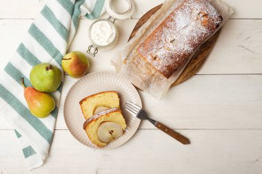 Adım adım armut keki pişiriyorum. Tabağında parçalar olan armut turtası. Altıncı adım. Ev yemeği konsepti