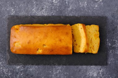 Siyah taşın üstünde kek, üst manzara, ev yapımı mango turtası, kopyalama alanı.