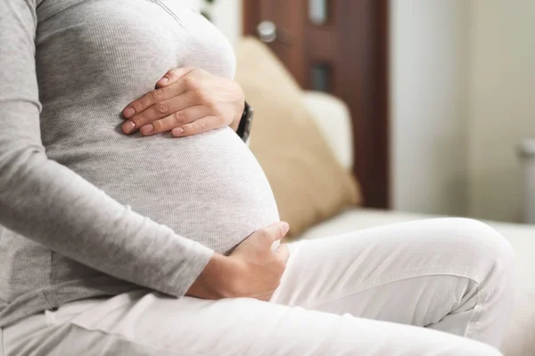 Primer Plano Concepto Embarazo Mujer Embarazada Tocándose Vientre Con Las — Foto de Stock