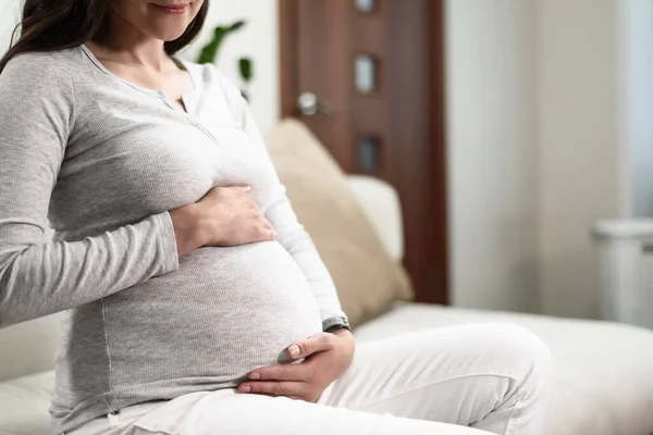 Gravidanza Concetto Donna Incinta Toccare Pancia Con Mani Sedute Sul — Foto Stock