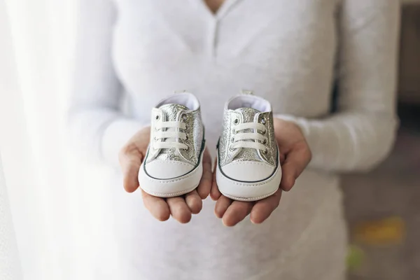 Schwangere Hält Babystiefel Händen Nahaufnahme Schwangerschaftskonzept Erwartung Stockbild