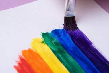 çizim gökkuşağı, gökkuşağı çizgileri ve sulu boya fırça, yakın plan, lgbtq sembolü konsepti