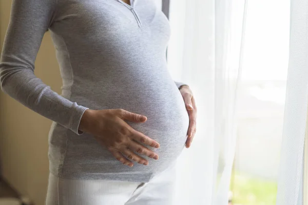 Concepto Embarazo Mujer Embarazada Pie Cerca Ventana Con Las Manos — Foto de Stock