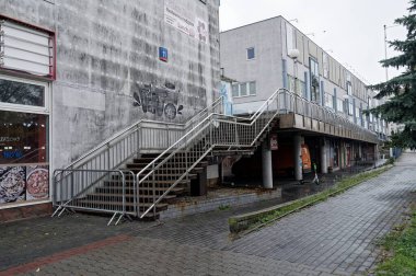 Varşova, Polonya - 11 Ekim 2025: Varşova 'nın en eski alışveriş merkezlerinden biri olan Centrum Handlowe Land, Sluzew metro istasyonuna yakındır. Yıkım 2026 civarında gerçekleşecek..