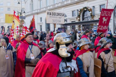 Varşova, Polonya - 06 Ocak 2026: Varşova 'daki Üç Kral Geçit Töreni sırasında Romalı askerler gibi giyinen katılımcılar.