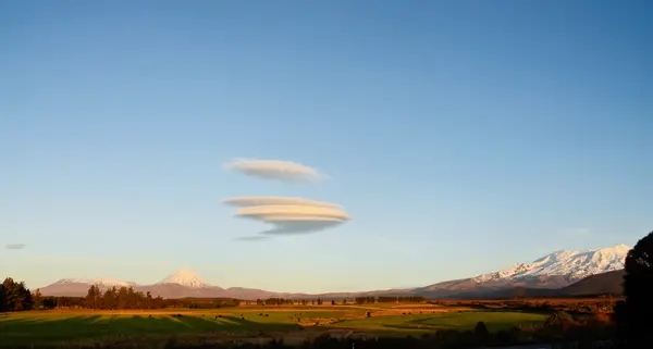 Vulcão Tongariro e nuvem incomum — Fotografia de Stock