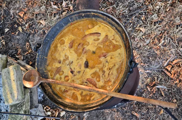 Salsichas fritas em sopa de feijão — Fotografia de Stock