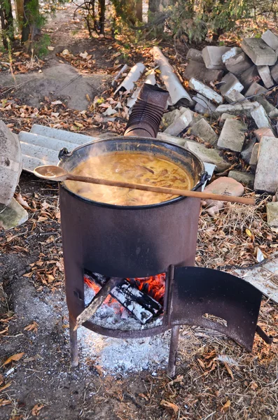 豆のスープに揚げソーセージ — ストック写真