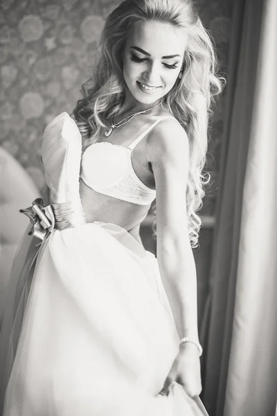 Gyönyörű fiatal menyasszony fehérnemű — Stock Fotó