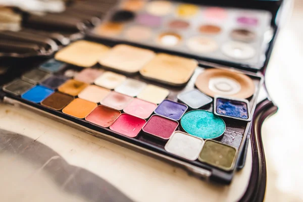 Maquillaje cosméticos y pinceles sobre la mesa — Foto de Stock