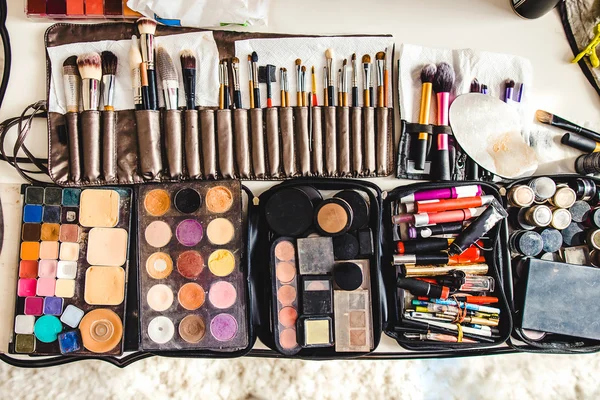 Maquillaje cosméticos y pinceles sobre la mesa — Foto de Stock