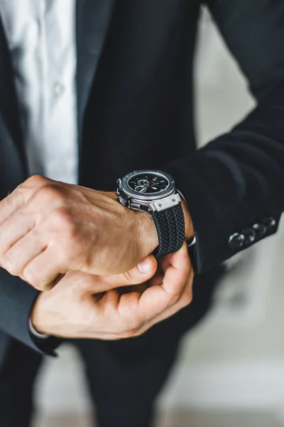 Geschäftsmann schaut auf seine Uhr. — Stockfoto