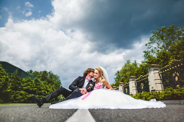 Wedding couple sitting on ground — Stock Photo, Image