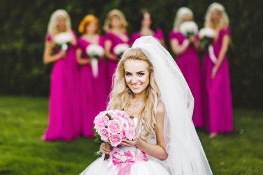 Nedime bir parkta gelinle