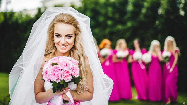 Невеста с подружками невесты в парке — стоковое фото