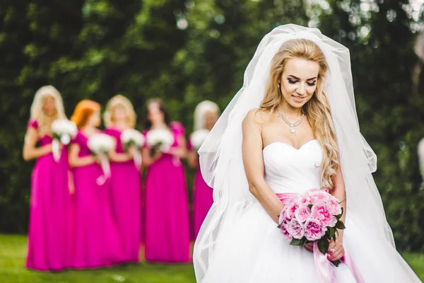 Sposa con damigelle in un parco — Foto Stock