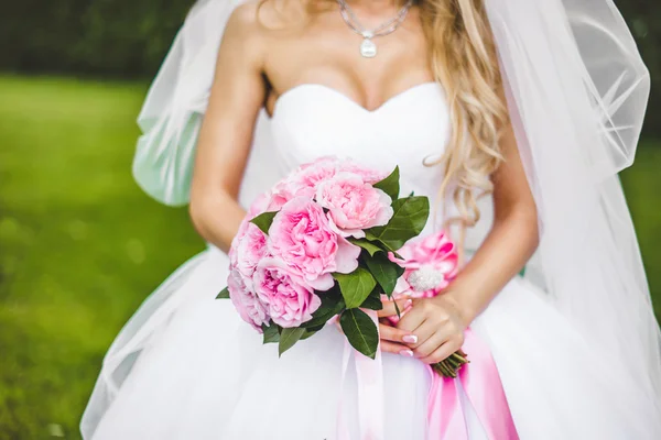 Невеста с свадебным букетом — стоковое фото