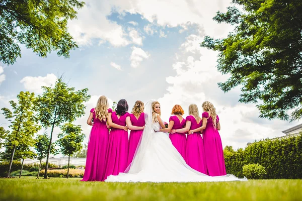 Noiva com damas de honra em um parque — Fotografia de Stock