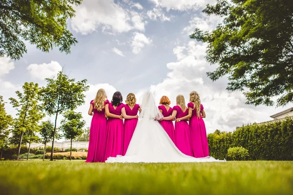 Noiva com damas de honra em um parque — Fotografia de Stock