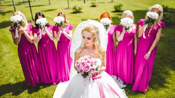 Noiva com damas de honra em um parque — Fotografia de Stock