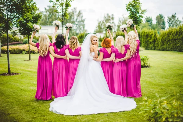 Noiva com damas de honra em um parque — Fotografia de Stock