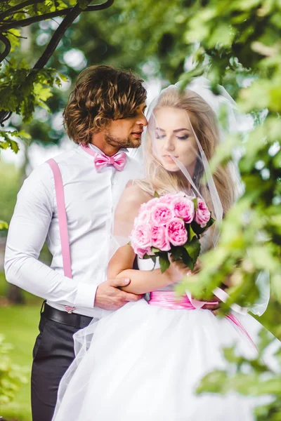 Bride and groom posing together — Stock Photo, Image